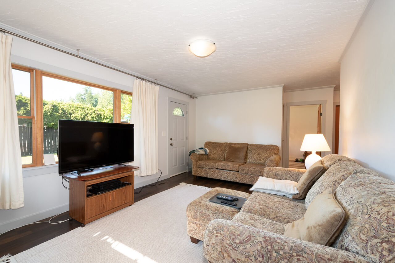 1422 Como Lake Avenue, Coquitlam 11