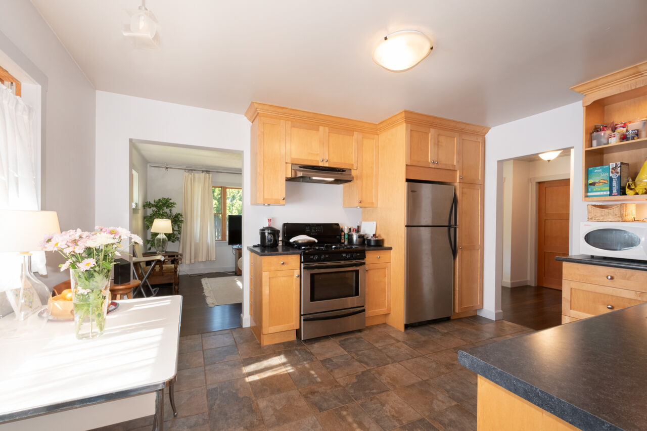 1422 Como Lake Avenue, Coquitlam 13