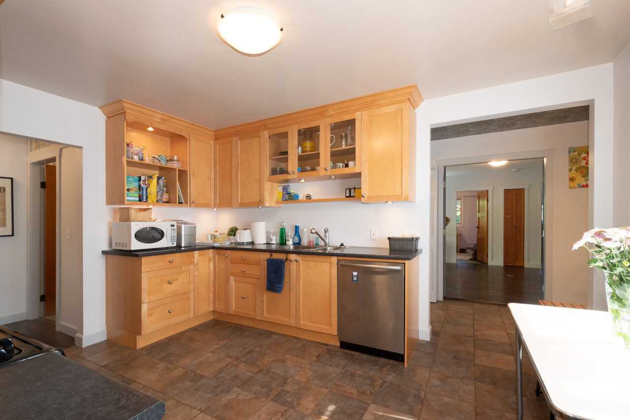 1422 Como Lake Avenue, Coquitlam 15