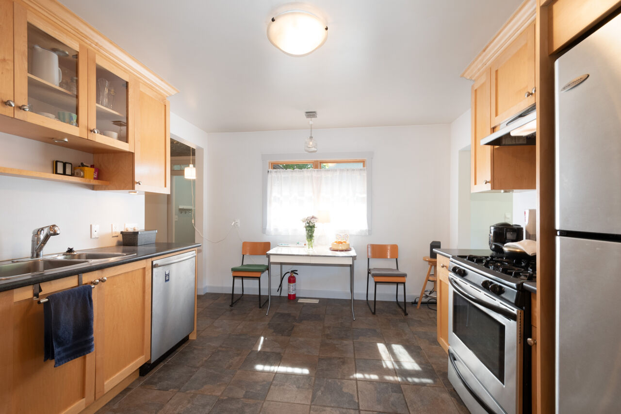 1422 Como Lake Avenue, Coquitlam 17