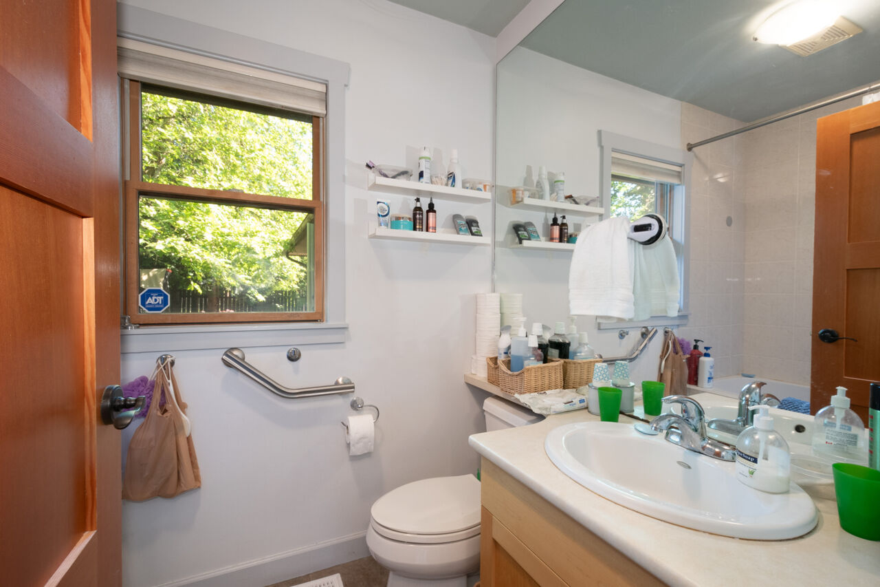1422 Como Lake Avenue, Coquitlam 20