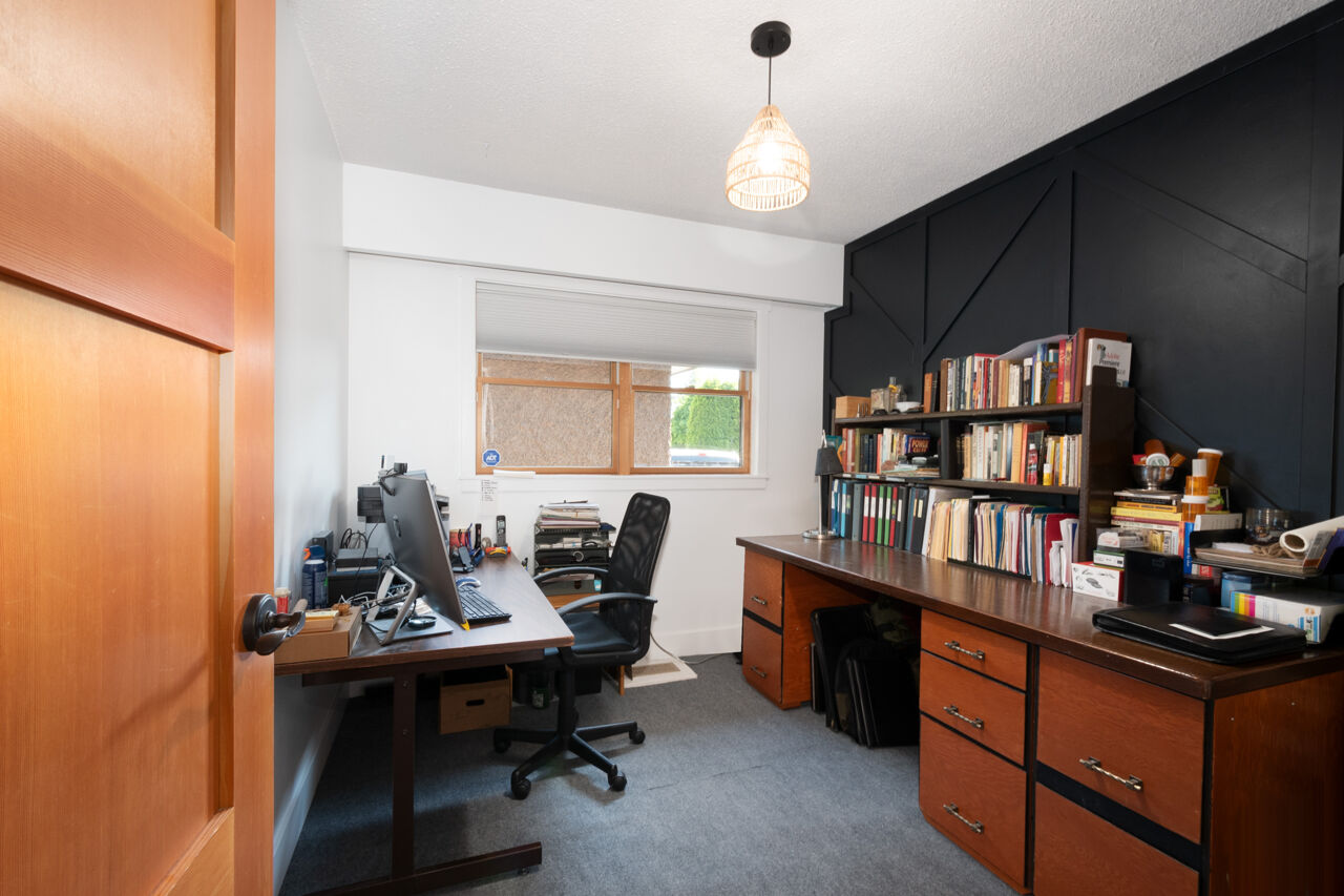 1422 Como Lake Avenue, Coquitlam 32
