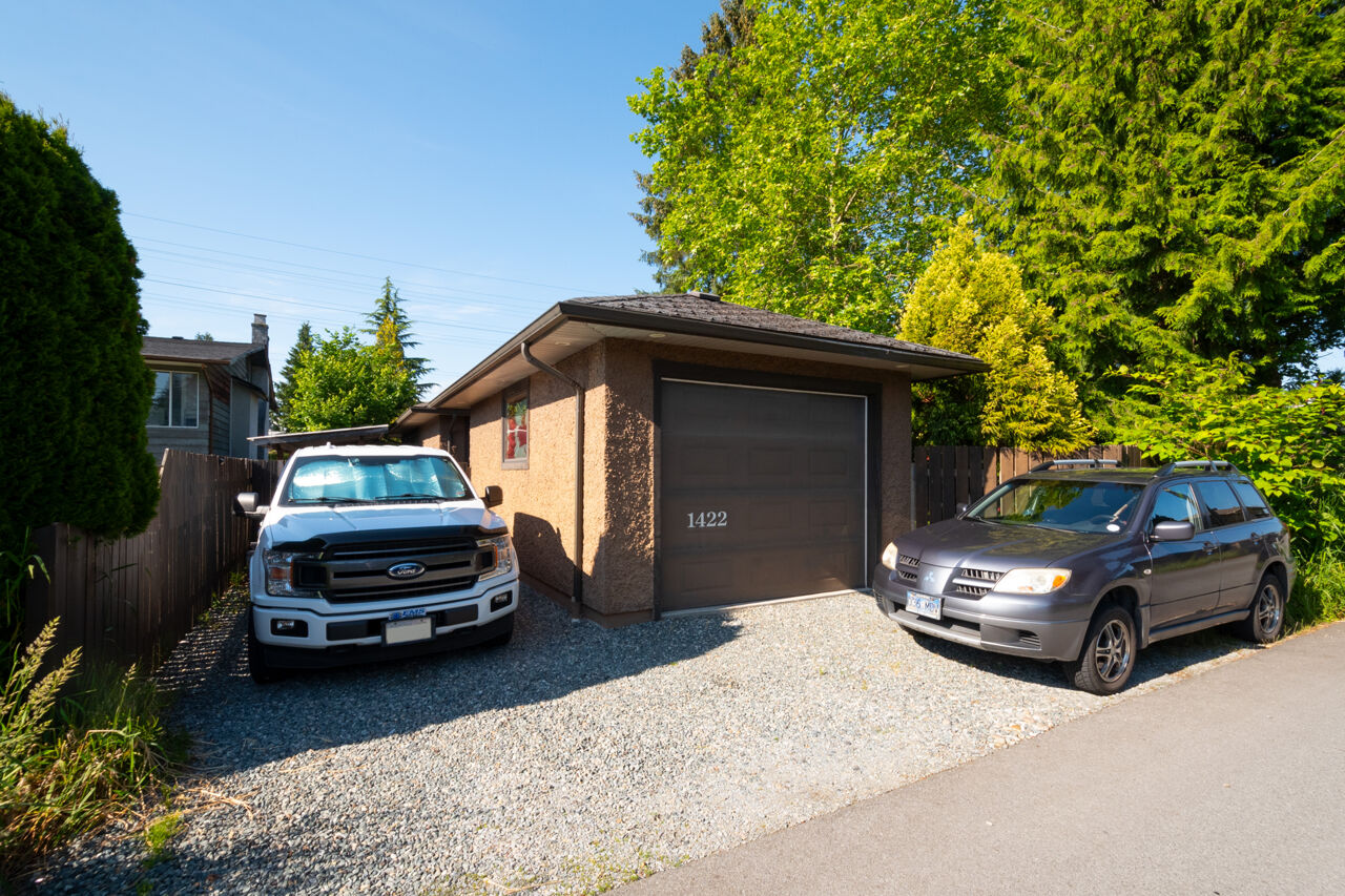 1422 Como Lake Avenue, Coquitlam 39